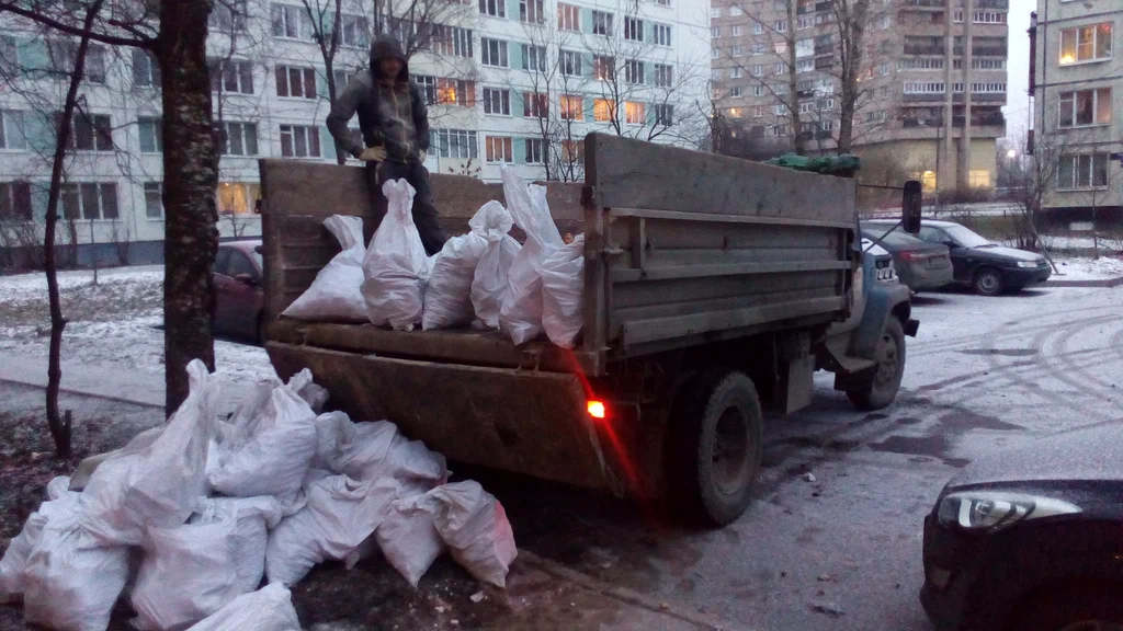 Вывоз мусора в мешках в Слободской в октябре