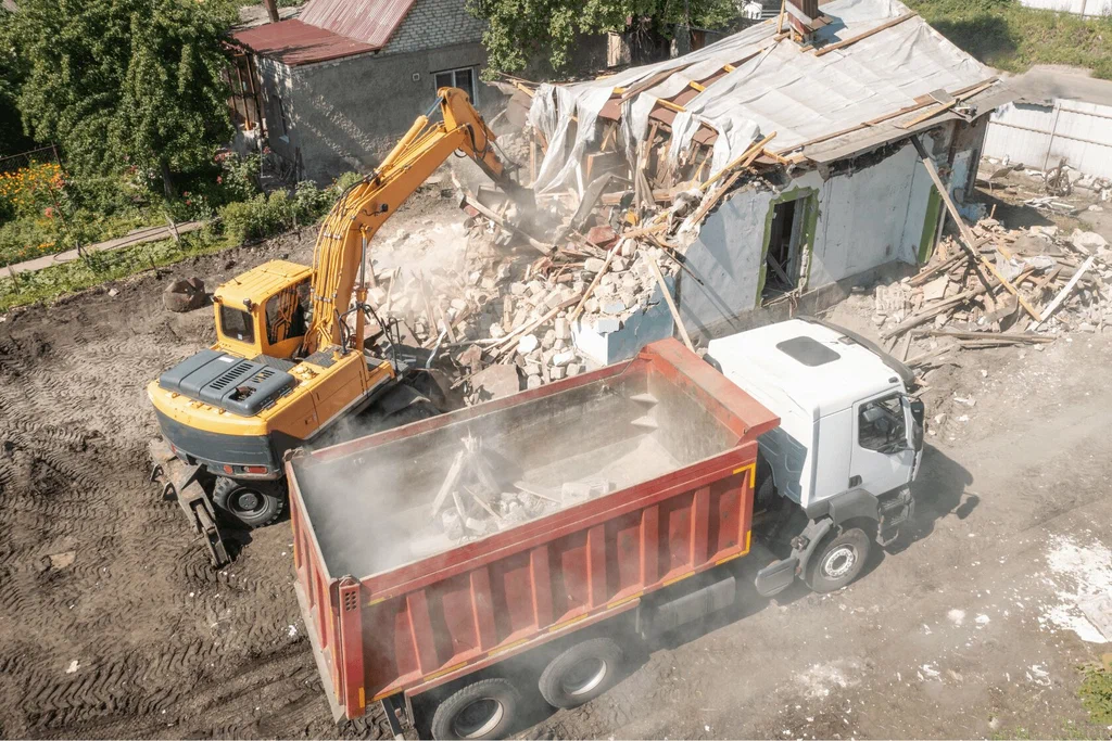 Вывоз мусора после сноса зданий с выездом в Слободской в октябре