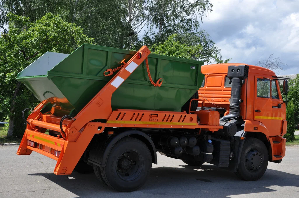 Заказ бункеровоза для вывоза мусора и отходов в Слободской в октябре