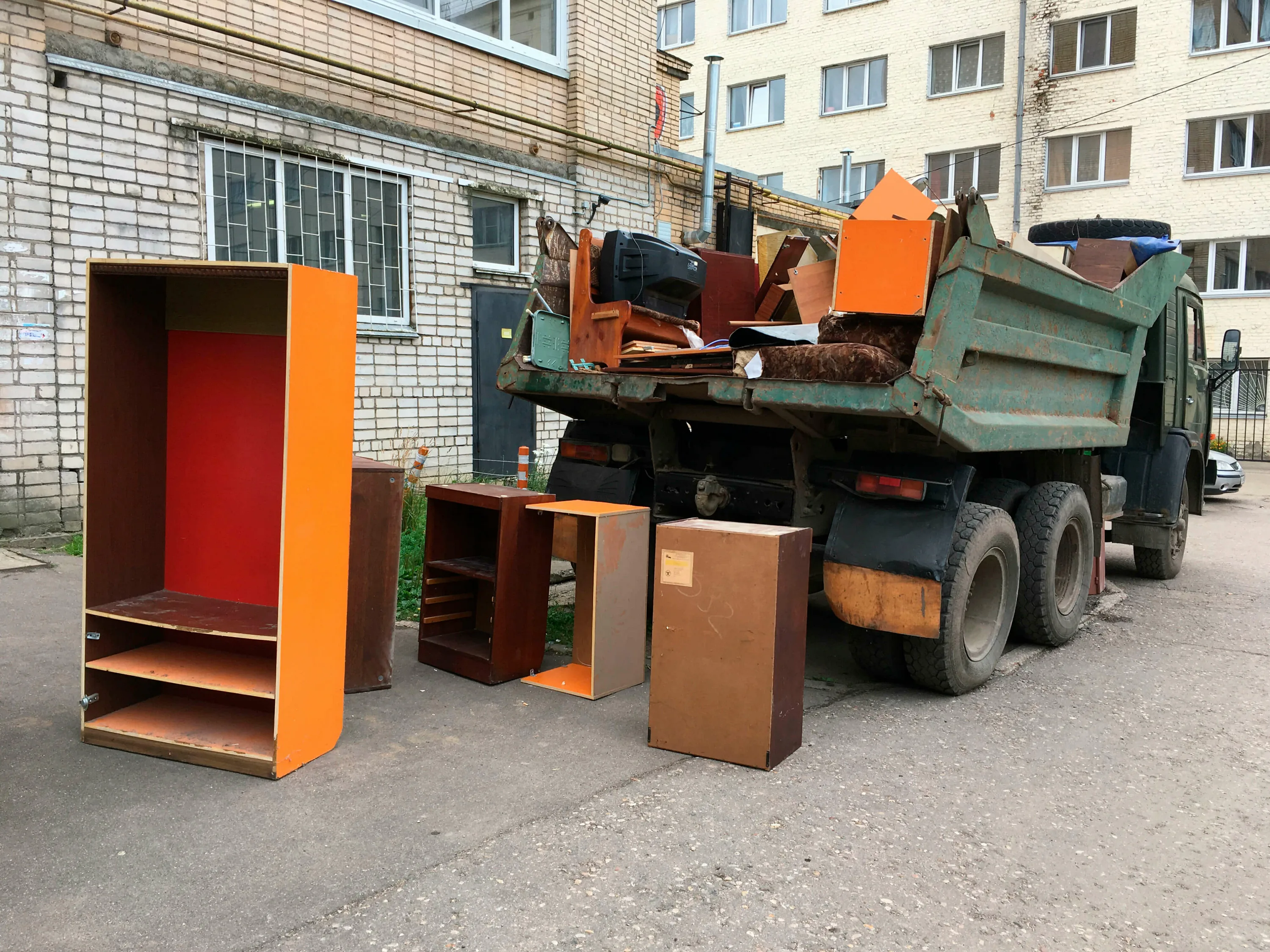 Утилизация старой мебели с вывозом и разбором в Слободской в октябре