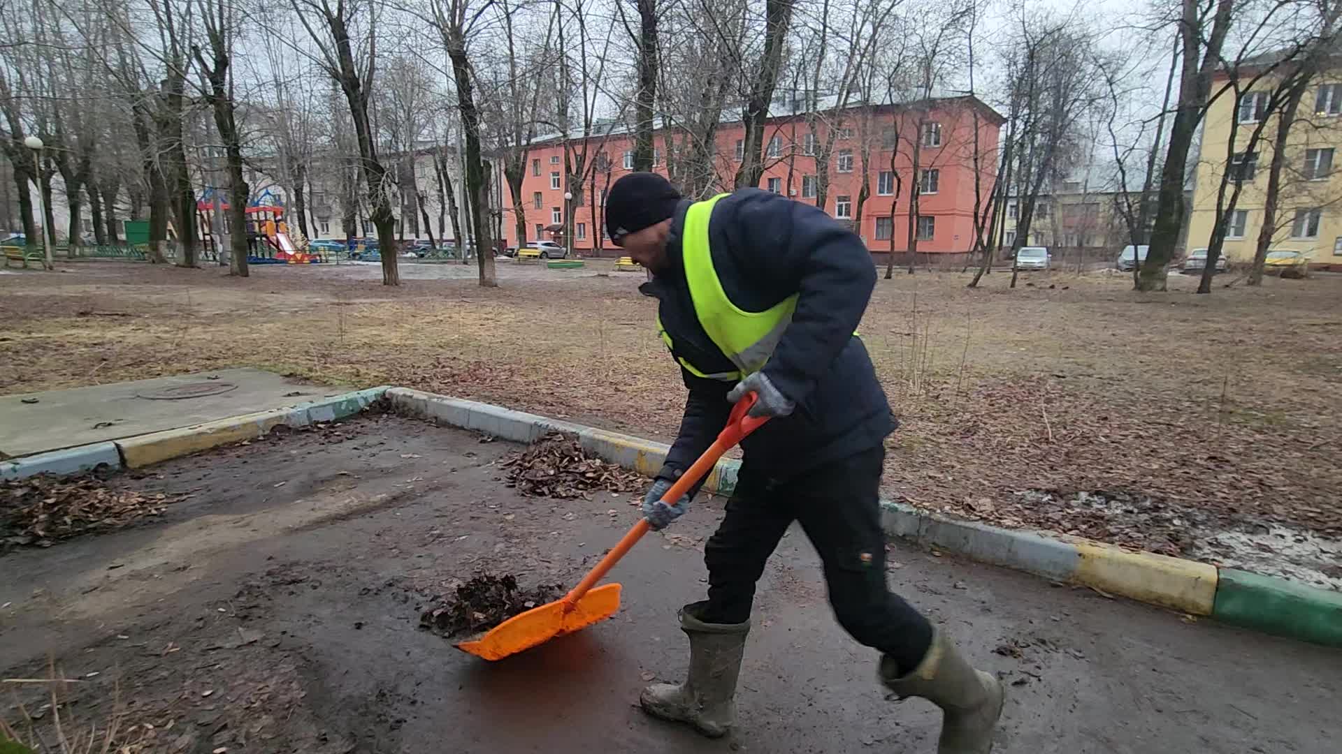 Уборка территорий в Слободской в октябре
