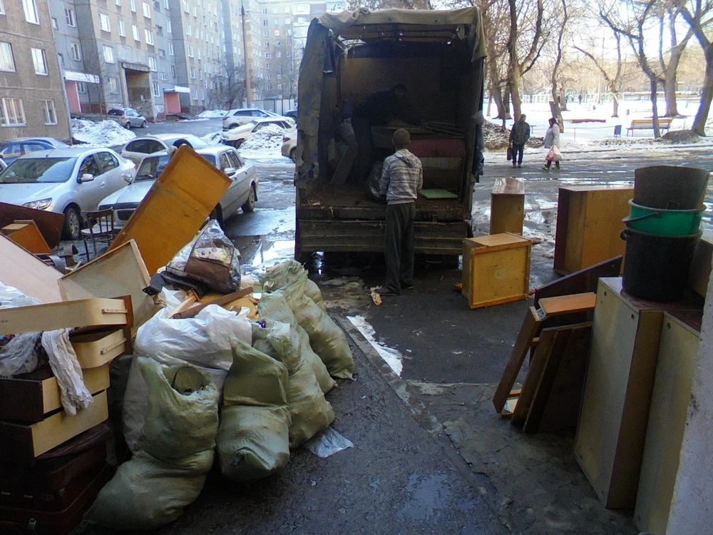 Вывоз мусора из подвала с утилизацией в Слободской в октябре