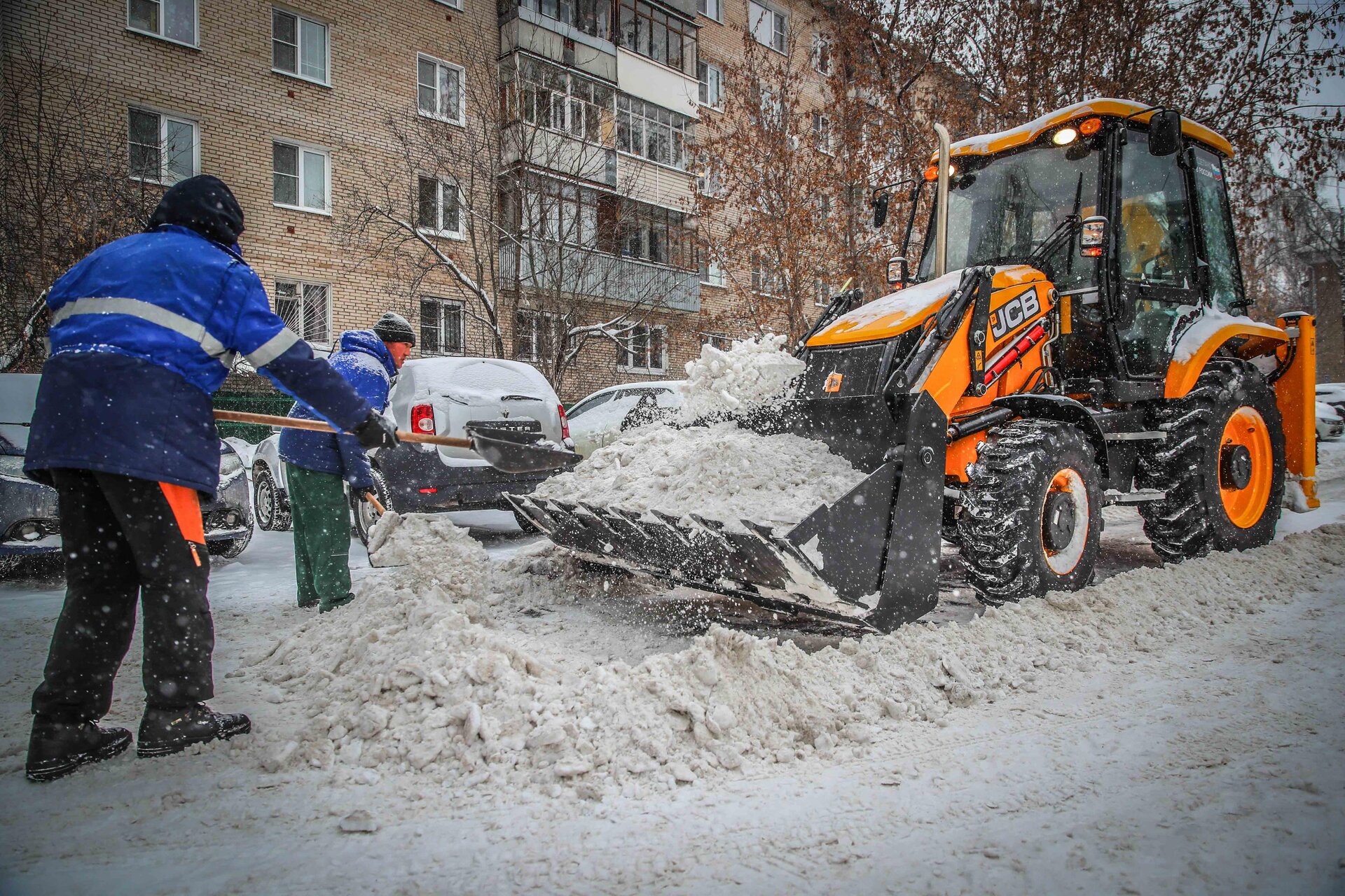 Очистка дворов от снега и наледи в Слободской — уборка снега, трактор и ручная, цены от 515 руб. | ПроМусор