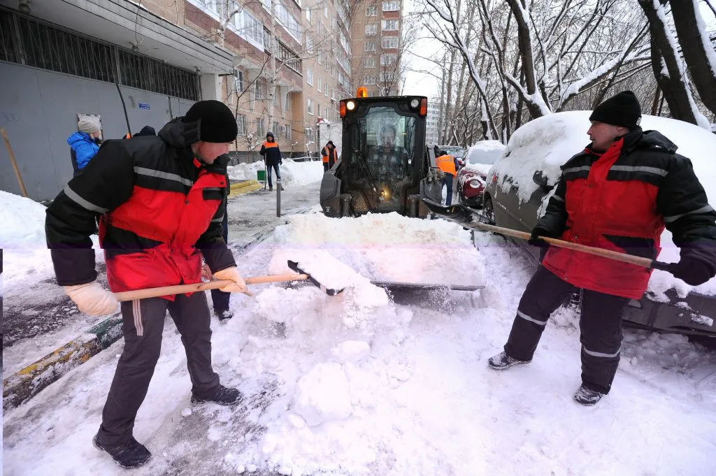 Очистка дворов от снега с гарантией результата в Слободской в октябре