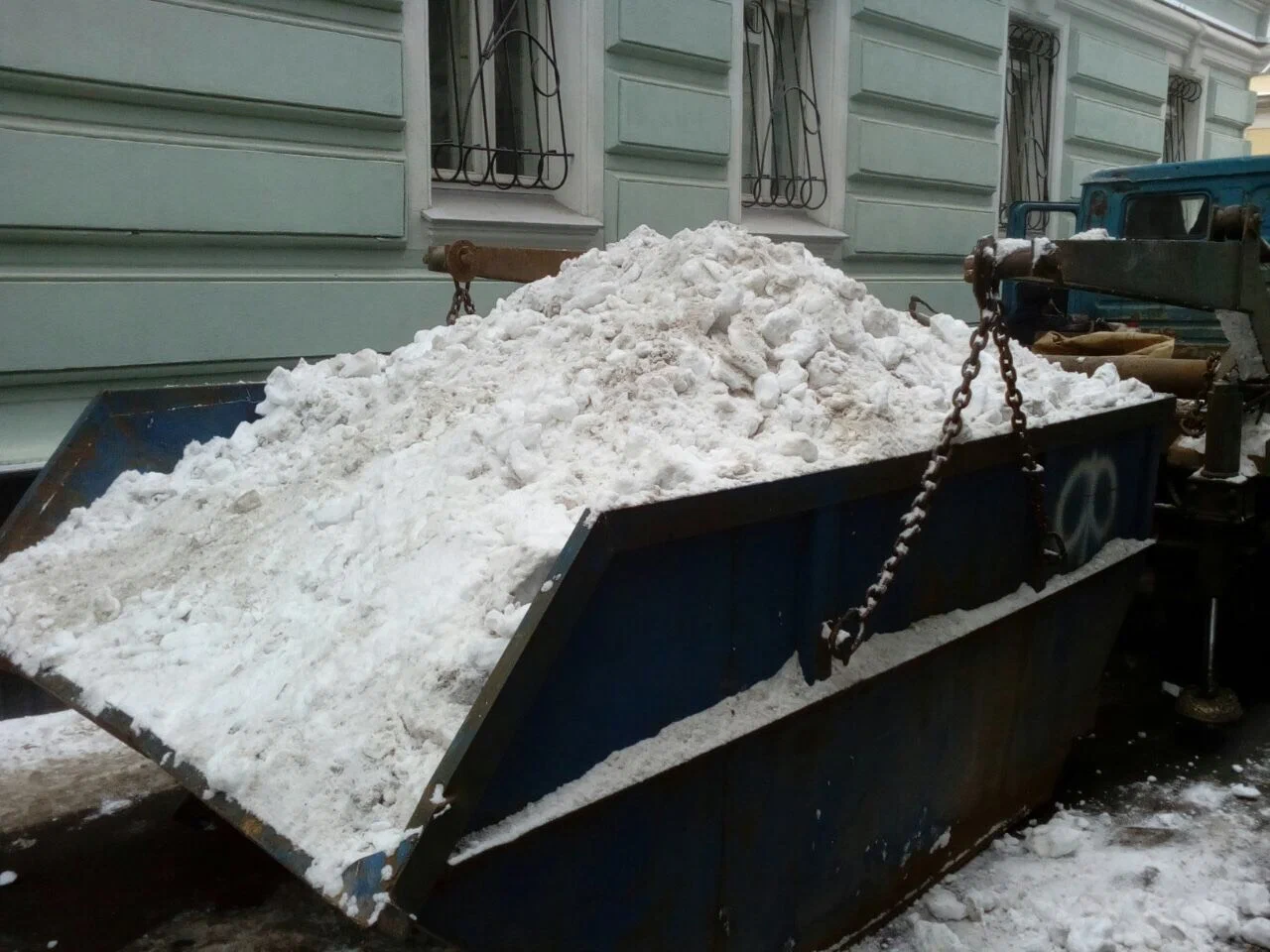Вывоз снега контейнерами в Слободской в октябре